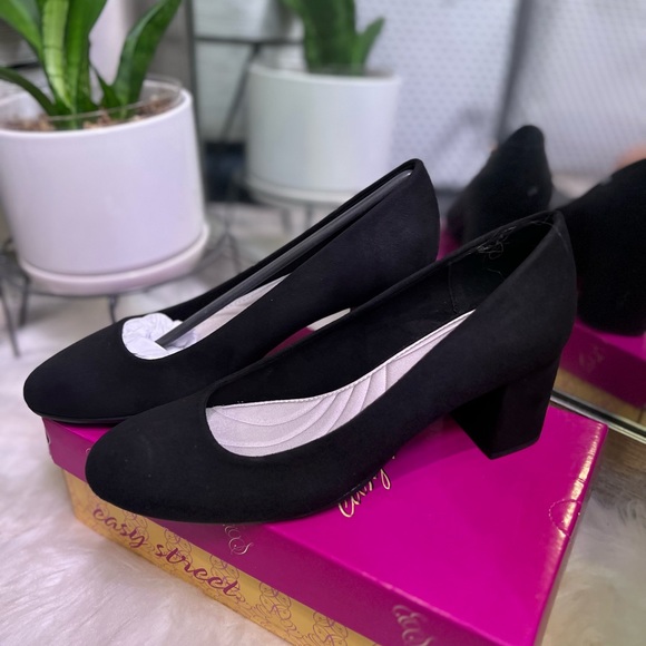 ❌SOLD❌ Black Suede Block Heeled Pump - Picture 2 of 6
